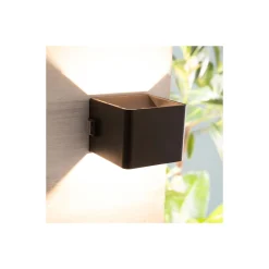 Brilliant Iseo Vägglampa Plast Svart 4W 300lm - 830 Varm Vit | IP44 - Utomhus - Rörelse- och Ljussensor - USB Uppladdningsbar