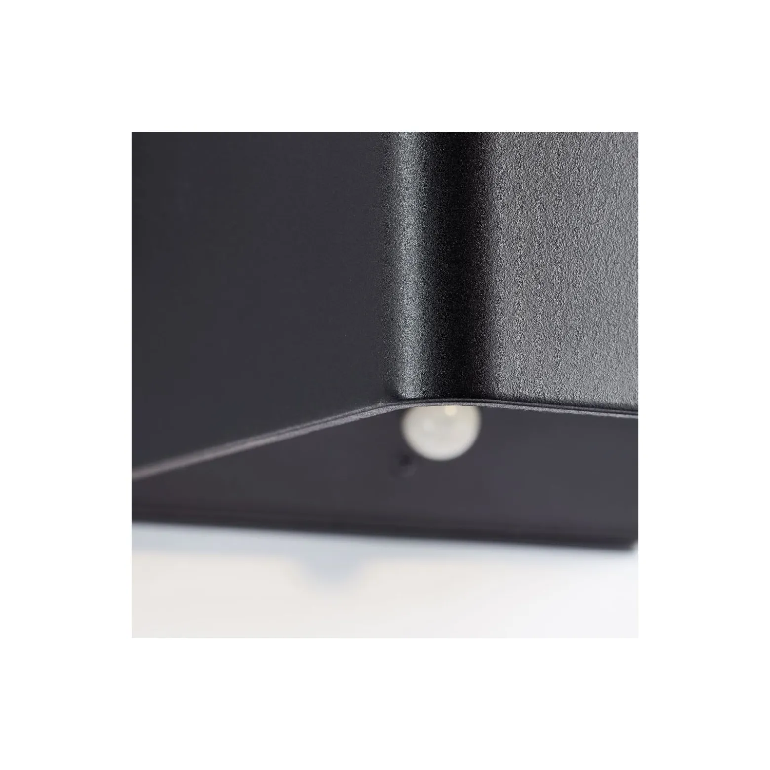 Brilliant Iseo Vägglampa Plast Svart 4W 300lm - 830 Varm Vit | IP44 - Utomhus - Rörelse- och Ljussensor - USB Uppladdningsbar