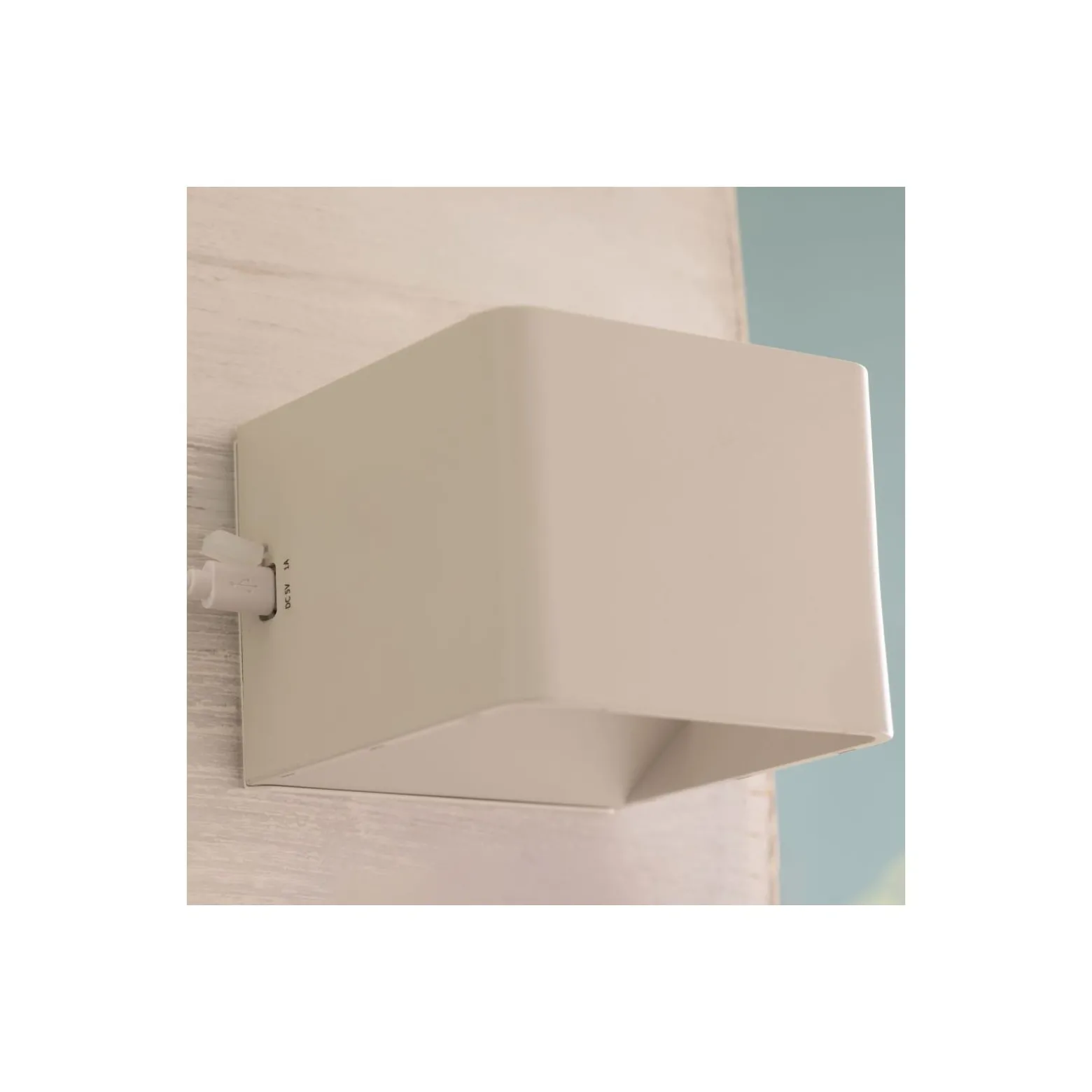 Brilliant Iseo Vägglampa Plast Vit 4W 300lm - 830 Varm Vit | IP44 - med USB