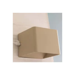Brilliant Iseo Vägglampa Plast Beige 4W 300lm - 830 Varm Vit | IP44 - Utomhus - Rörelse- och Ljussensor - USB Uppladdningsbar