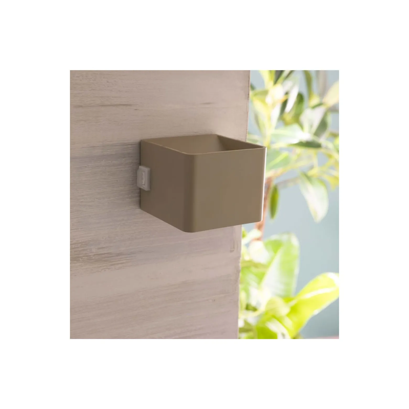 Brilliant Iseo Vägglampa Plast Beige 4W 300lm - 830 Varm Vit | IP44 - Utomhus - Rörelse- och Ljussensor - USB Uppladdningsbar