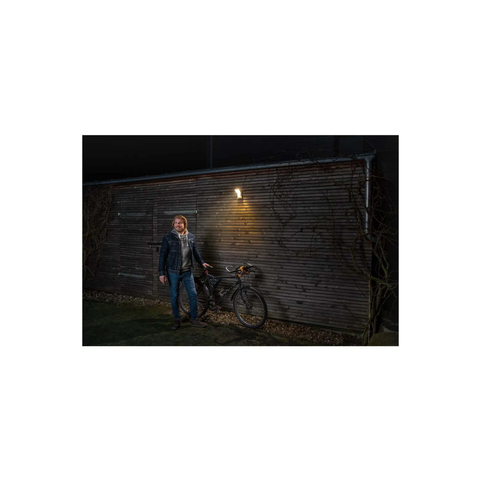 Ledvance LED Strålkastare Endura Spot Svart 8W 750lm 50D - 840 Kallvit | IP55 - Rörelse- och ljussensor - Symmetrisk